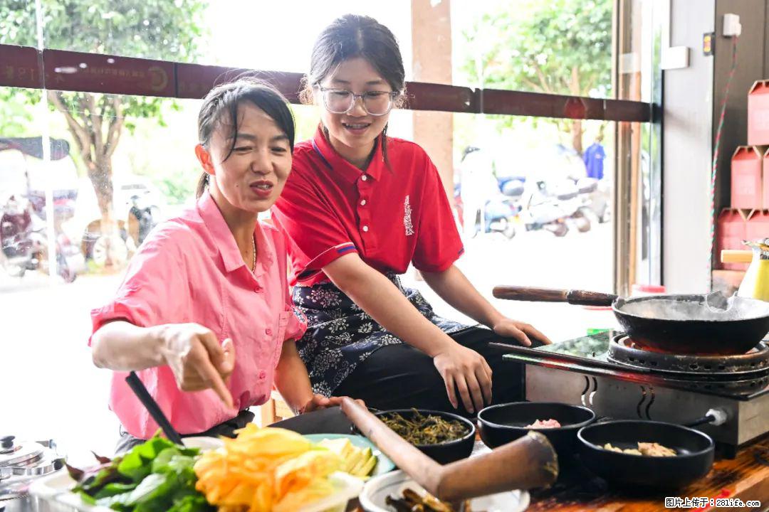 全网追的“扁担女孩”,找了一份暑假工,时薪12元 - 泰州生活资讯 - 泰州28生活网 taizhou.28life.com