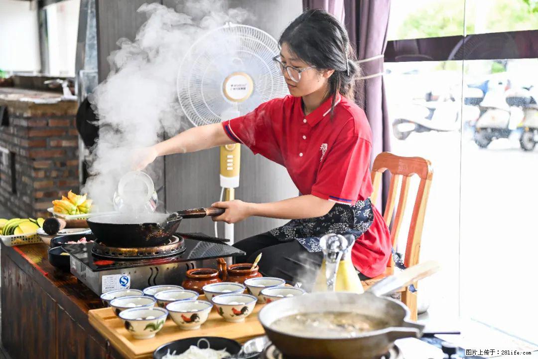 全网追的“扁担女孩”,找了一份暑假工,时薪12元 - 泰州生活资讯 - 泰州28生活网 taizhou.28life.com